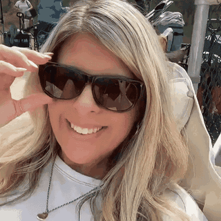 Donna che indossa gli occhiali da sole fit-over Sceniqo all’aperto