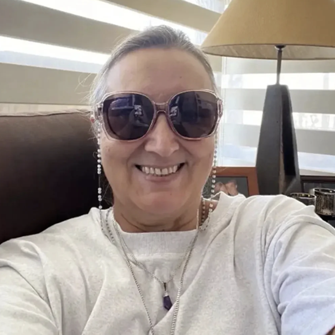 Cliente con occhiali fit-over Sceniqo rosa all'aperto